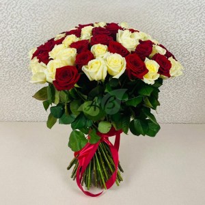 101 красная и белая роза Россия в букете