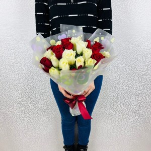 25-krasnykh-i-belykh-roz-40-sm.22