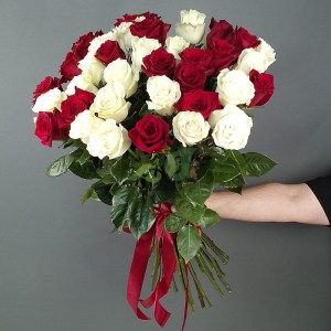 25 белых и красных роз Премиум
