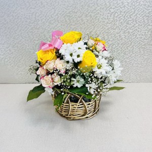 Корзина цветов в подарок на свадьбу